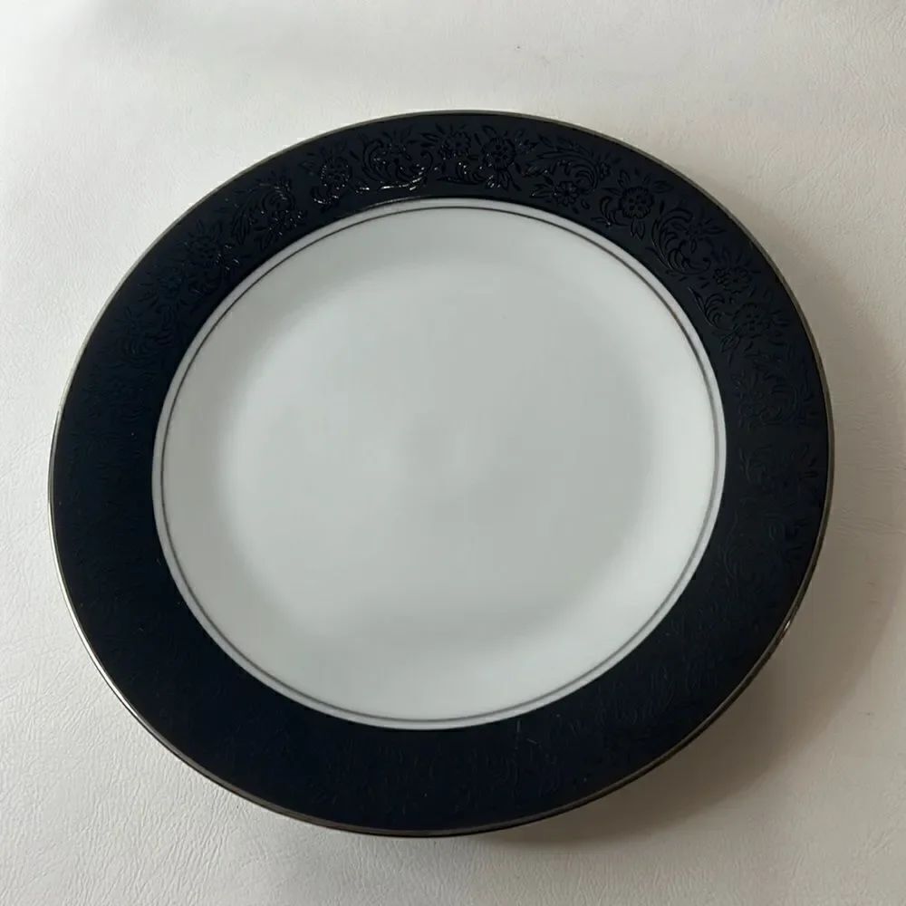 Noritake Salad Dessert Plate 6 1/4 Round White Gray Silver Mirano Japan 6878